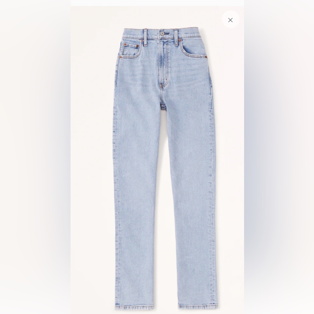 Abercrombie & Fitch Ultra High Rise 90s Slim Straight Jeans. Light wash.